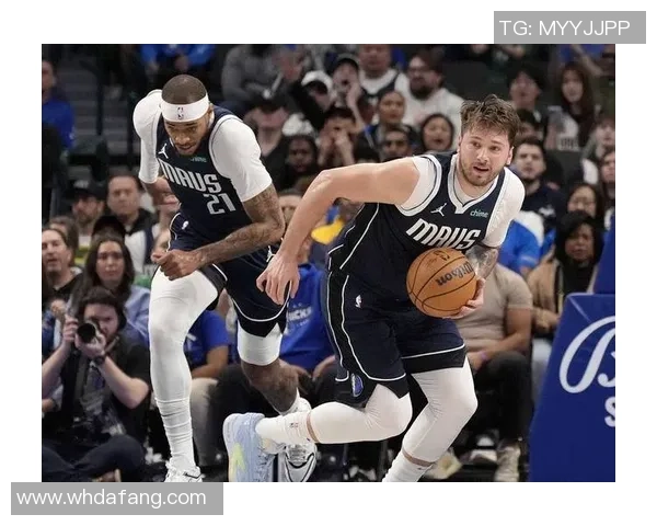 独行侠与快船季后赛第二场激战回顾双方明星球员表现与战术分析